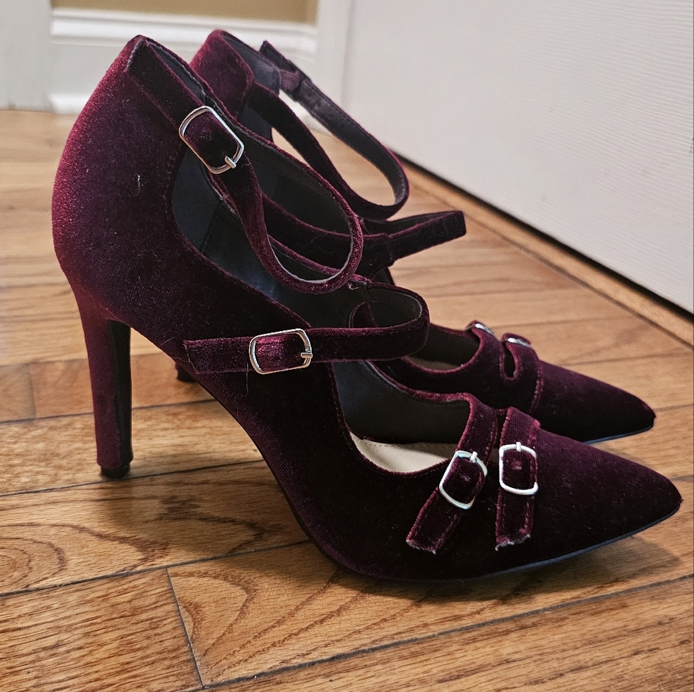 Georgya Burgundy Velvet stilettos size 8.5 Never worn.Great For Fall🍁/Winter❄️